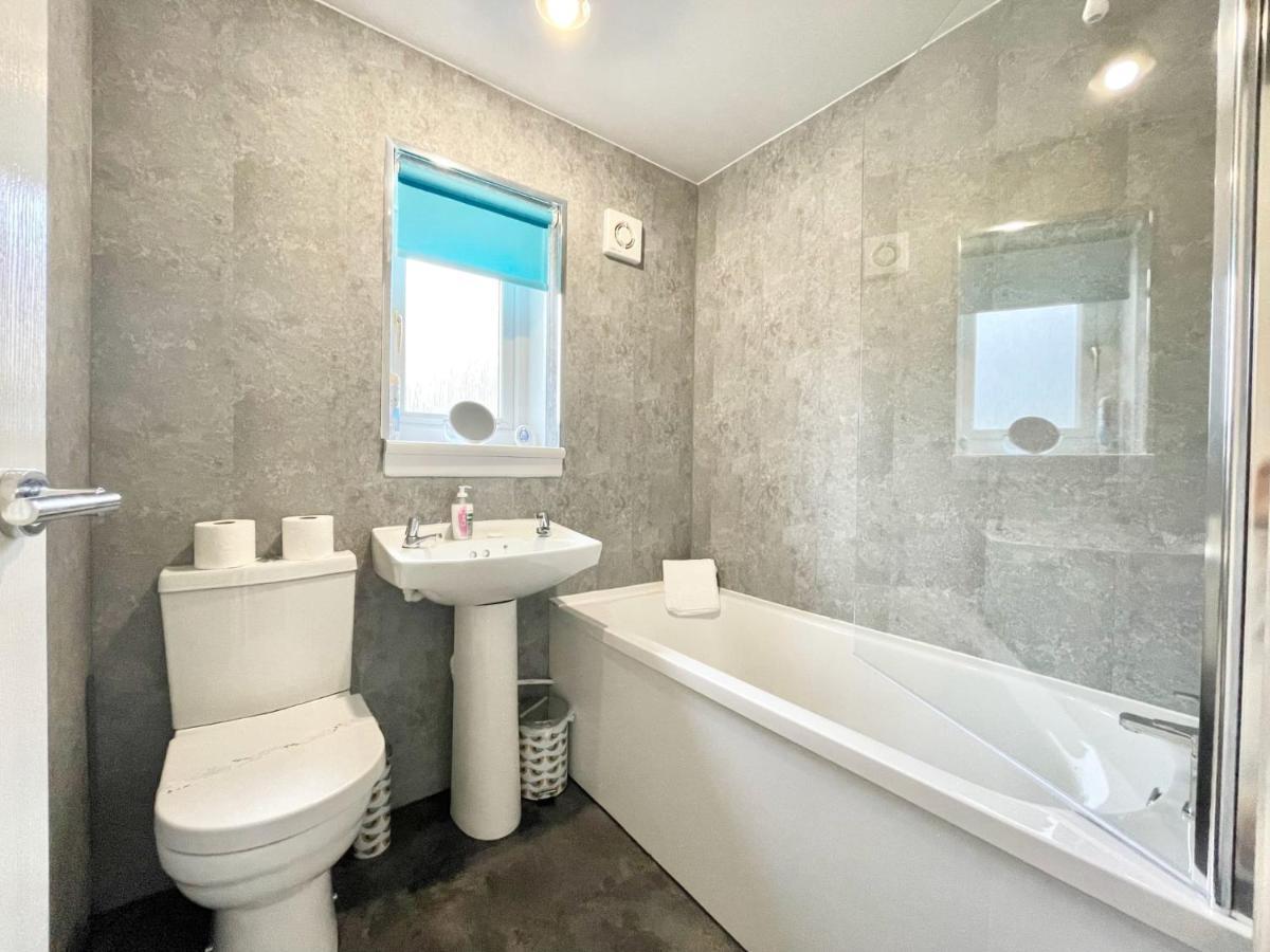 Hazel House - Vibrant 2 Bed House In Wishaw Διαμέρισμα Wishaw  Εξωτερικό φωτογραφία